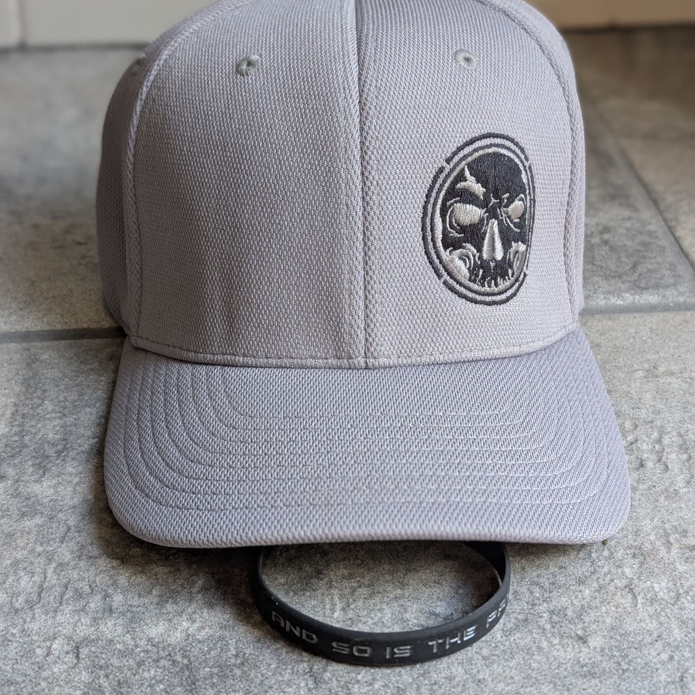 Gray Skull Embroidered Men's Flexfit Hat And Bonus Wristband